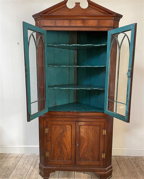 Antique corner cabinet PenalbaWeb.com