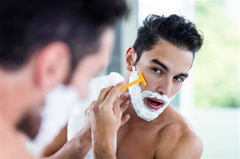 Men shaving PenalbaWeb.com