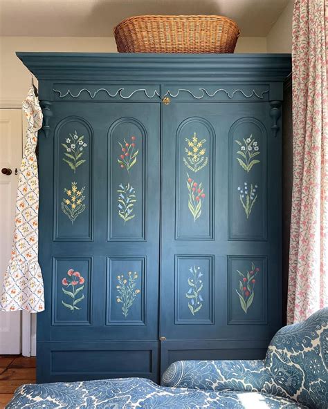 Painted wardrobe PenalbaWeb.com